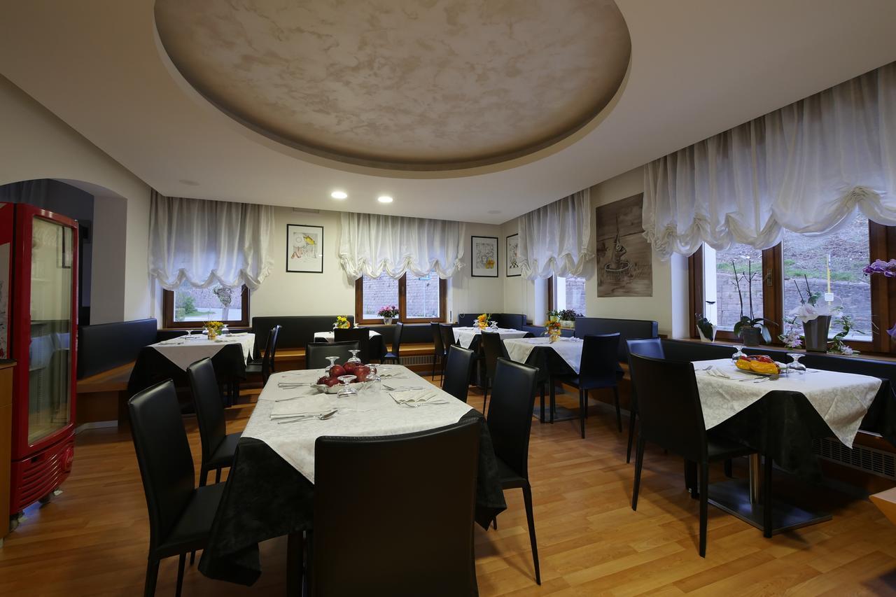 Albergo De March Farra d'Alpago Εξωτερικό φωτογραφία